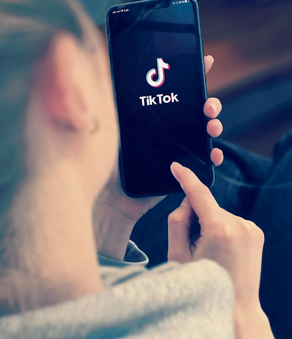 Tik Tok ci bersaglia di contenuti che ci rendono schiavi, il suo strumento è l’algoritmo