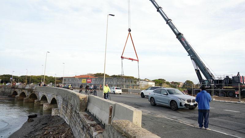 Le operazioni di ieri ai Tre Ponti per la costruzione del ponte provvisorio (foto Franco Silvi)