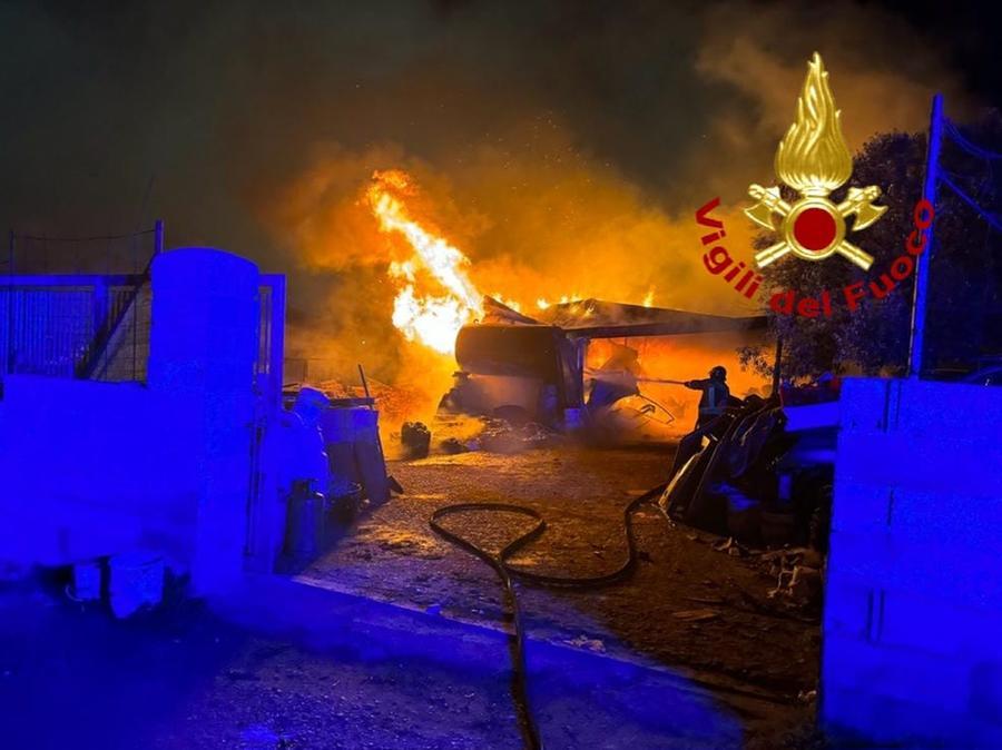 Fiamme in un’azienda edile di Sassari, rogo domato dai vigili del fuoco