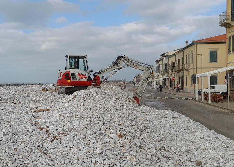 Sopra la ruspa in azione alle spiagge di ghiaia