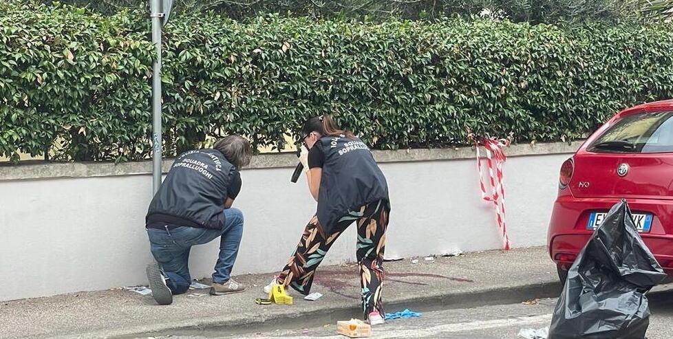 I rilievi della scientifica in via De Nicola a Pontedera