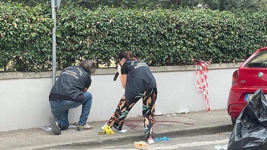 I rilievi della scientifica in via De Nicola a Pontedera
