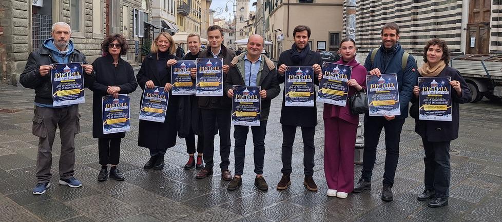 Alcuni commercianti dell'associazione culturale del centro storico assieme all’assessore Gabriele Sgueglia e a Luca Lenzini di Confcommercio Pistoia e Prato