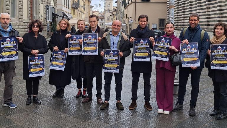 Alcuni commercianti dell'associazione culturale del centro storico assieme all’assessore Gabriele Sgueglia e a Luca Lenzini di Confcommercio Pistoia e Prato