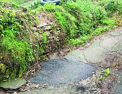 Carrara, fognature nere sulla strada: a Sorgnano fanno denuncia ai Nas, poi arriva la “toppa”<br>
