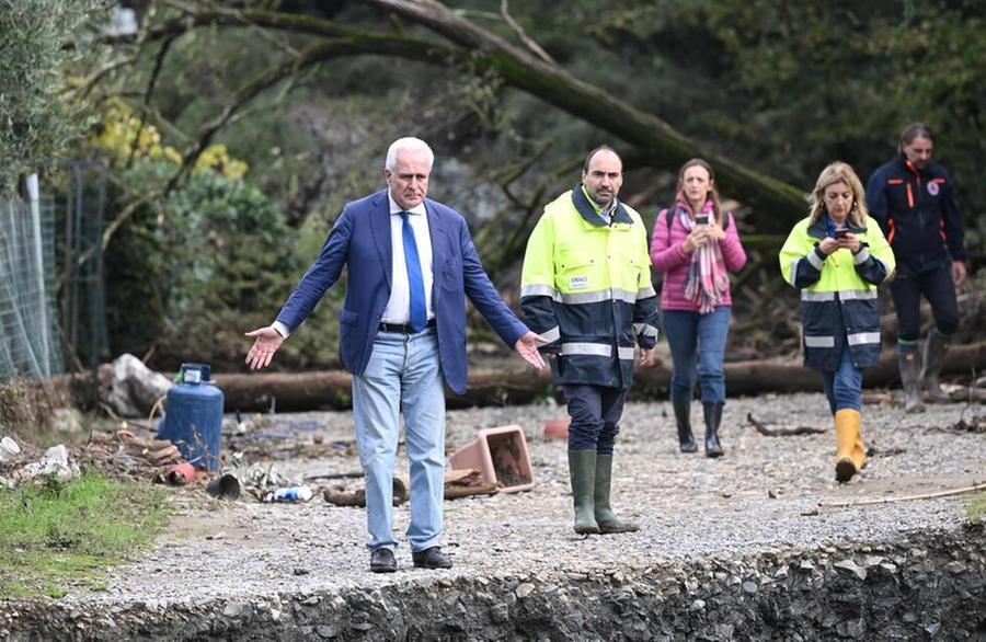 Il presidente Eugenio Giani davanti alla voragine creata dal torrente Bagnolo