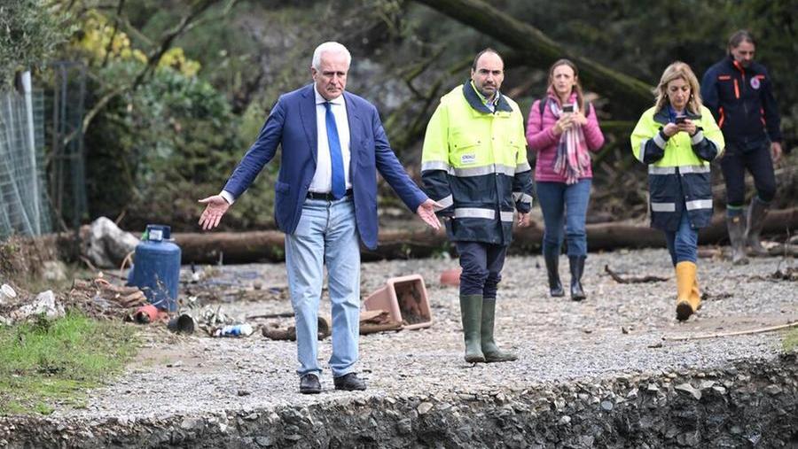 Il presidente Eugenio Giani davanti alla voragine creata dal torrente Bagnolo