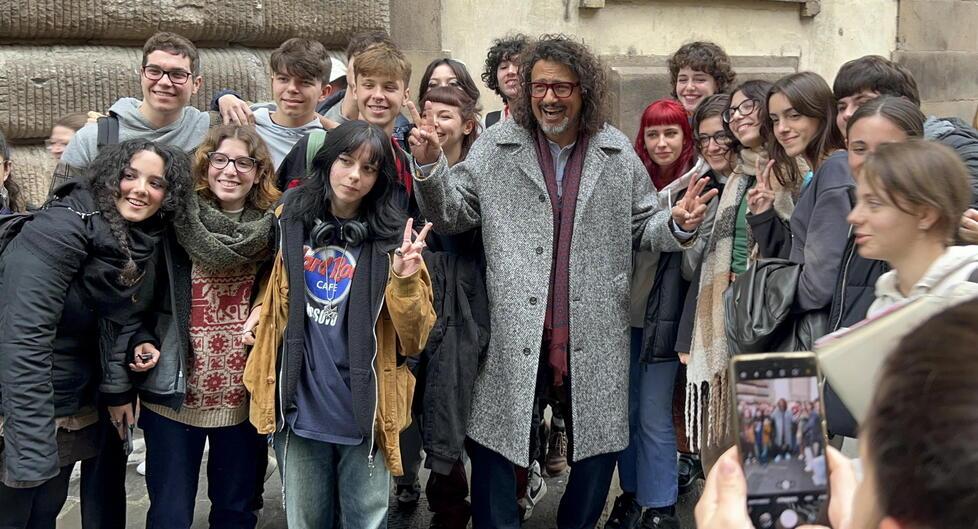 Alessandro Borghese in città in posa con gli studenti
