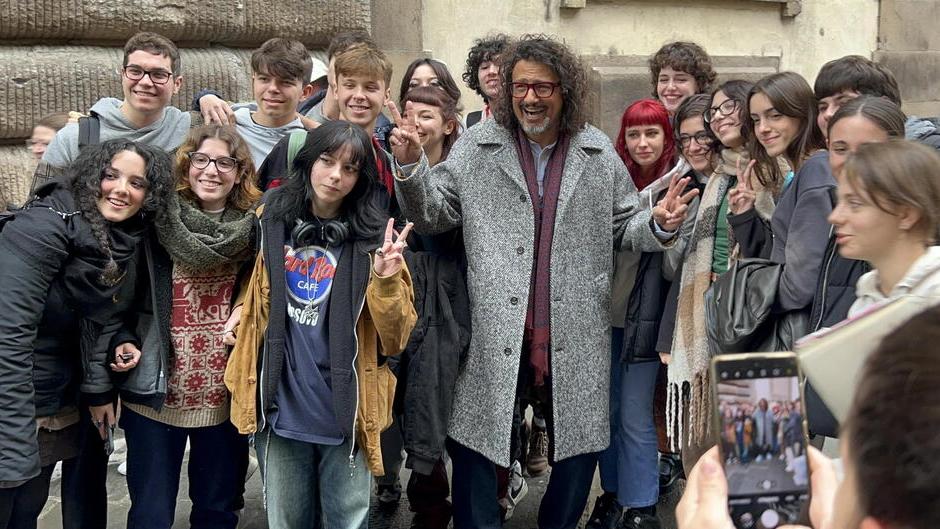 Alessandro Borghese in città in posa con gli studenti