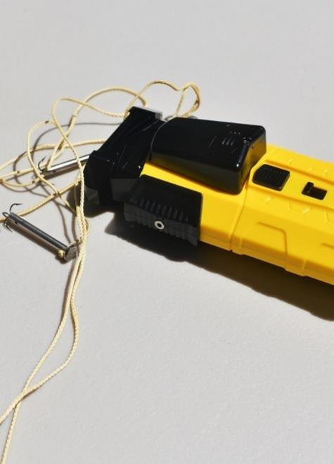 Livorno, il sindaco ribadisce il no al taser per la municipale. Spunta l’idea della pistola “spara corde”<br>
