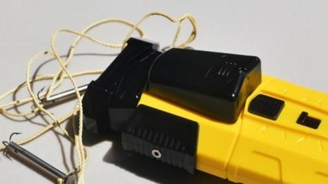 Livorno, il sindaco ribadisce il no al taser per la municipale. Spunta l’idea della pistola “spara corde”<br>