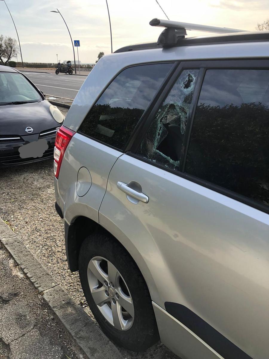 Livorno, spaccati i finestrini delle auto in sosta sul viale di Antignano