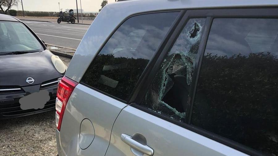 Livorno, spaccati i finestrini delle auto in sosta sul viale di Antignano