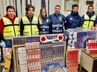 Livorno, sequestrati in porto 66 chili di sigarette di contrabbando: due denunce