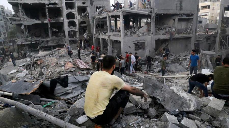 Gaza, corpi in fosse comuni. Usa divisi su sostegno a Israele