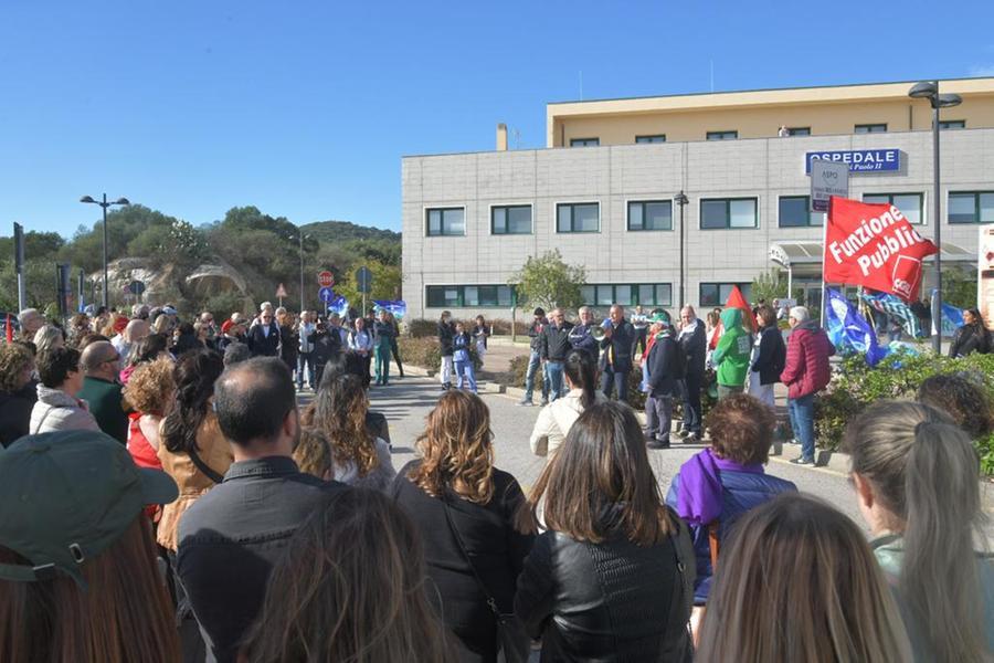 Olbia, ospedale senza personale: protesta davanti al Giovanni Paolo II