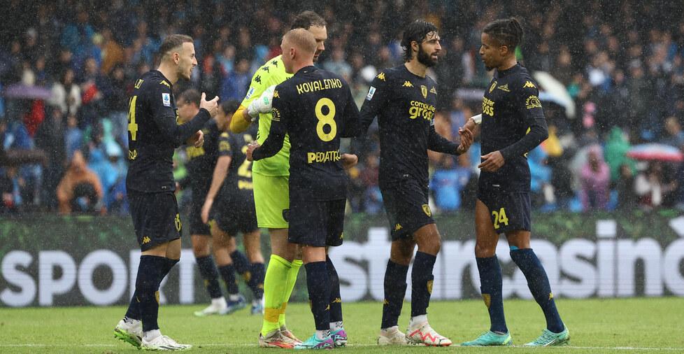 Kovalenko, autore del gol contro il Napoli, festeggiato dai compagni di squadra