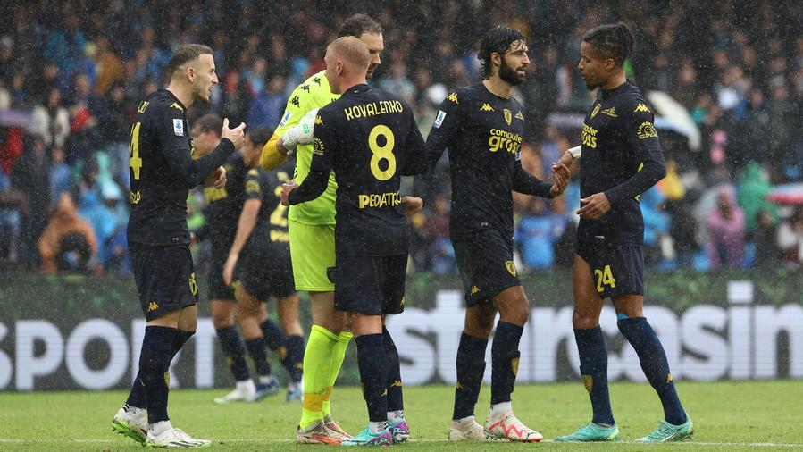 Kovalenko, autore del gol contro il Napoli, festeggiato dai compagni di squadra