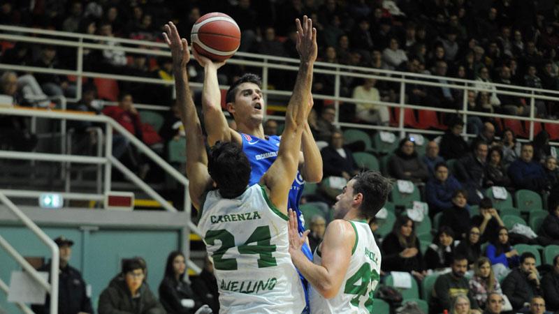 La guardia rossoblù Adrian Chiera al tiro marcato da due giocatori di Avellino (foto Basket Network)
