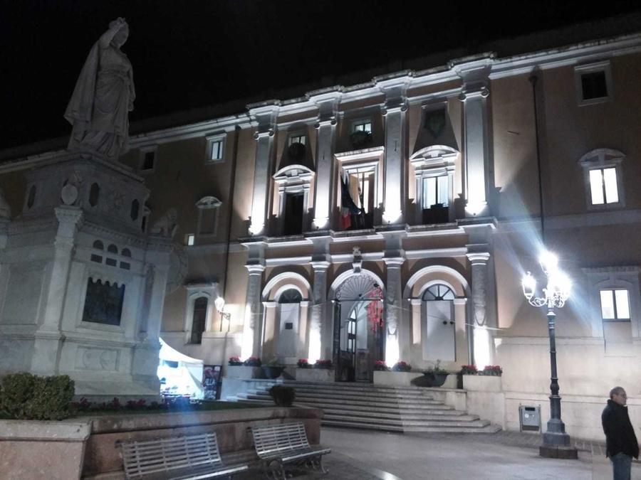 
	Palazzo degli Scolopi, sede del comune oggi &egrave; illuminato con punti luce risalenti al 2018

