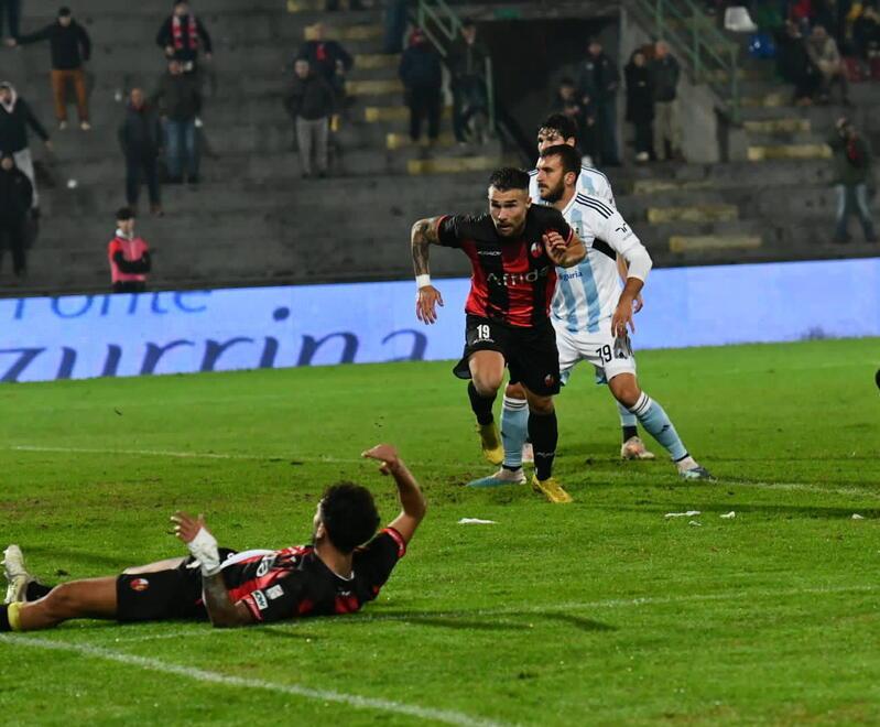 Lunedì sera Russo con il suo gol all’87’ ha firmato il successo casalingo della Lucchese contro la Virtus Entella riportando nell’ambiente rossonero una ventata di ottimismo (foto Fiorenzo Sernacchioli)