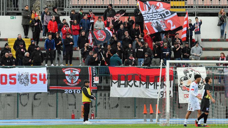 I tifosi biancorossi della curva (foto Agenzia Bf)