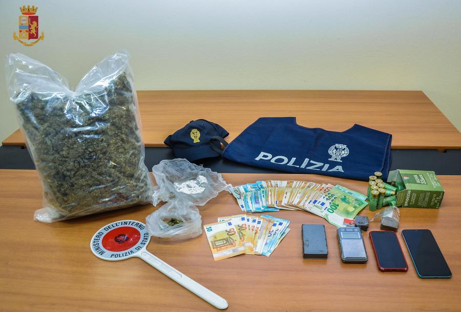 Un chilo di marijuana e altre droghe nell’azienda agricola dove lavora: 23enne arrestato a Macomer