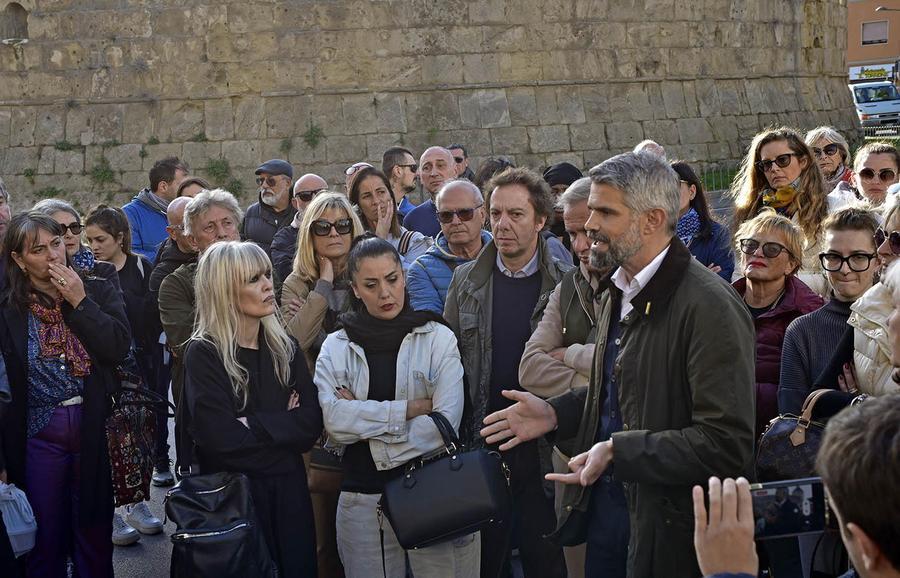 
	Il sindaco Ferrari all'iniziativa organizzata dai cittadini per chiedere pi&ugrave; sicurezza (Foto Barlettani)

