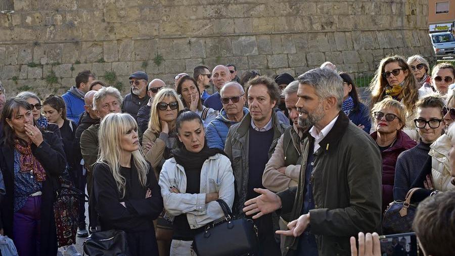 Il sindaco Ferrari all'iniziativa organizzata dai cittadini per chiedere più sicurezza (Foto Barlettani)