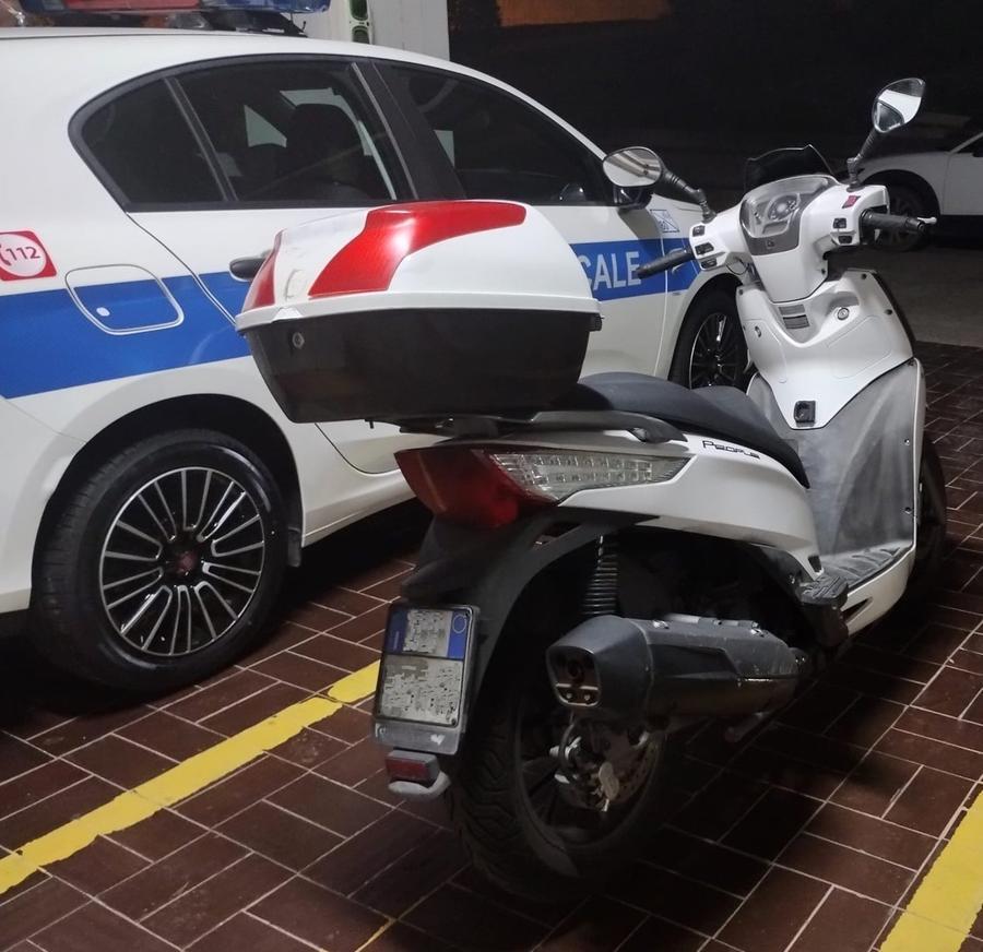 Scooter “nuovo” con i pezzi di motorini rubati: denunciata per riciclaggio una 50enne di Cagliari