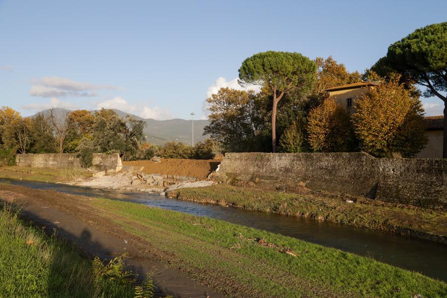 
	Il torrente Marina e punto in cui &egrave; ceduto l'argine a Campi Bisenzio&nbsp;

