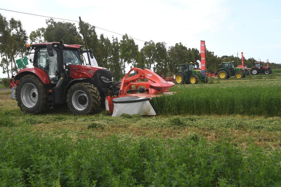 Trattori la lavoro nel campi di Arborea di proprietà di Bonifiche Ferraresi