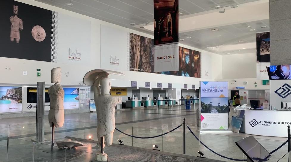 Pochi voli e molte attività chiuse: deserto all’aeroporto di Alghero