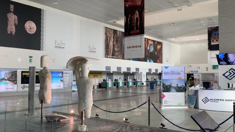 Pochi voli e molte attività chiuse: deserto all’aeroporto di Alghero