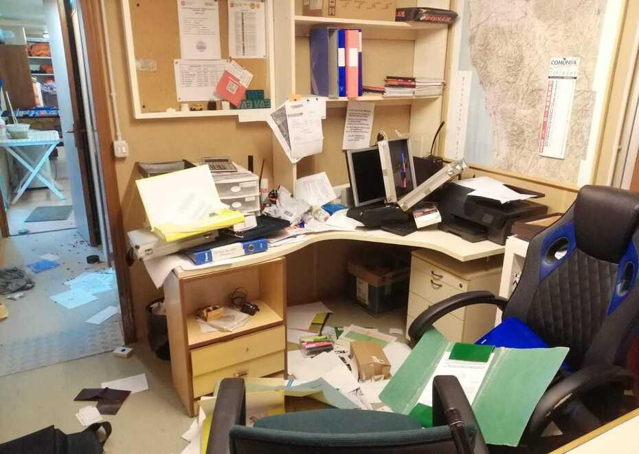 La sede della Vab a soqquadro dopo uno dei tanti raid dei ladri