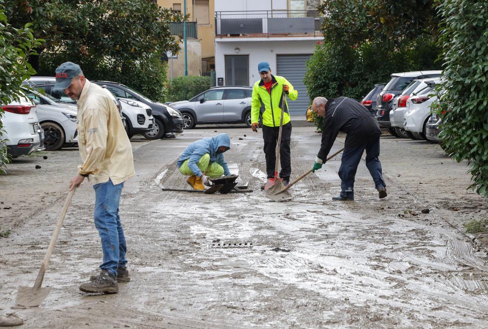 In alcune strade del territorio di Campi Bisenzio non è bastato il lavoro di centinaia tra residenti e volontari, il fango in alcuni casi è ancora presente