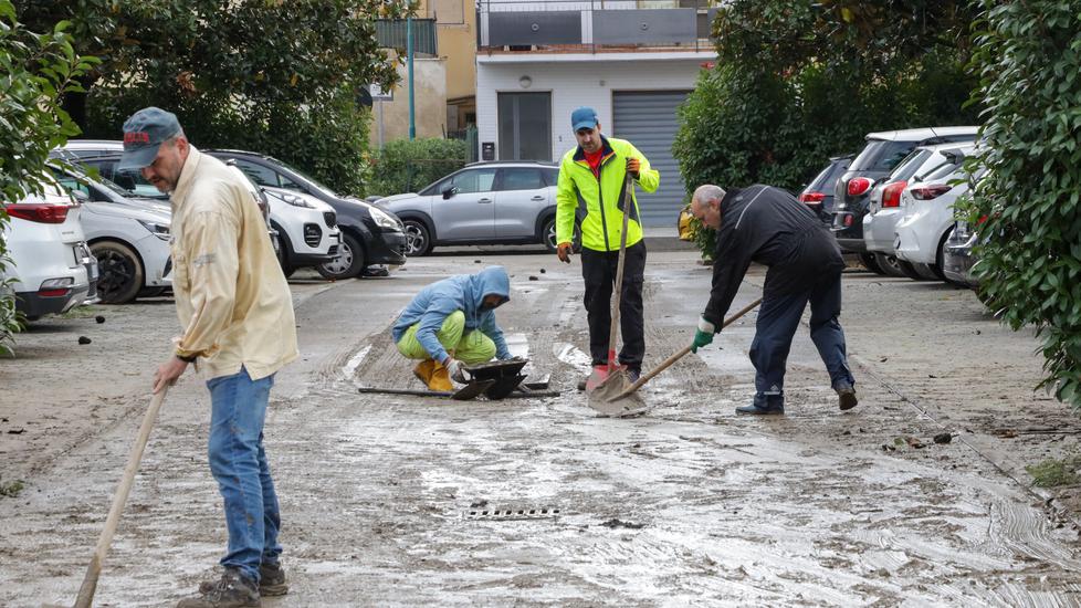 In alcune strade del territorio di Campi Bisenzio non è bastato il lavoro di centinaia tra residenti e volontari, il fango in alcuni casi è ancora presente