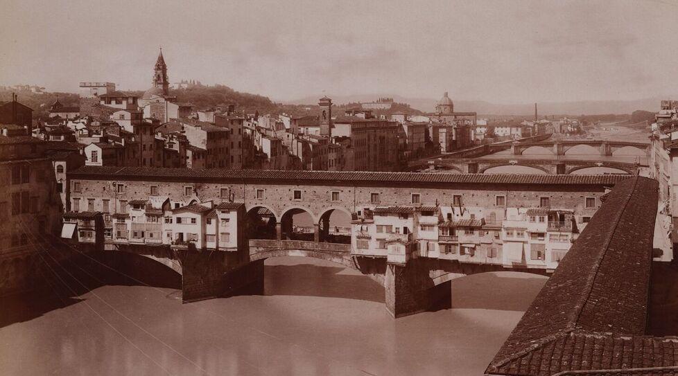 Il Corridoio Vasariano e Ponte Vecchio in una  stampa dell’epoca