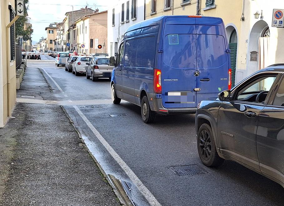 Una coda al passaggio a livello in via Nazario Sauro