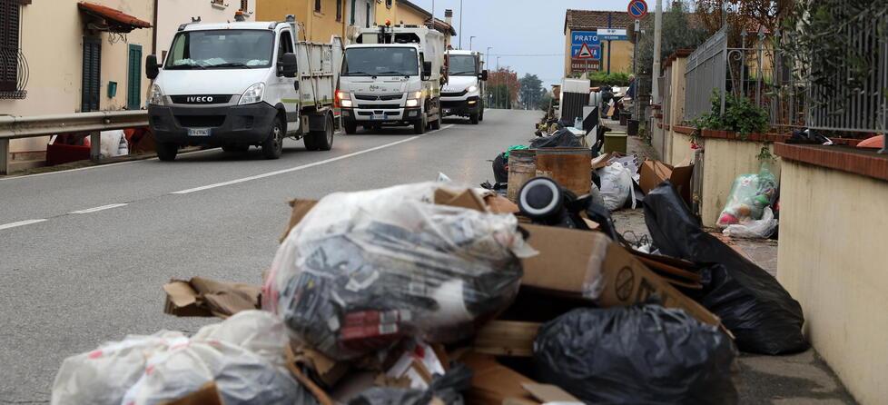 Rifiuti sulla Fiorentina a Quarrata (foto Nucci)