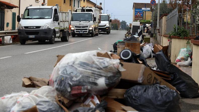 Rifiuti sulla Fiorentina a Quarrata (foto Nucci)