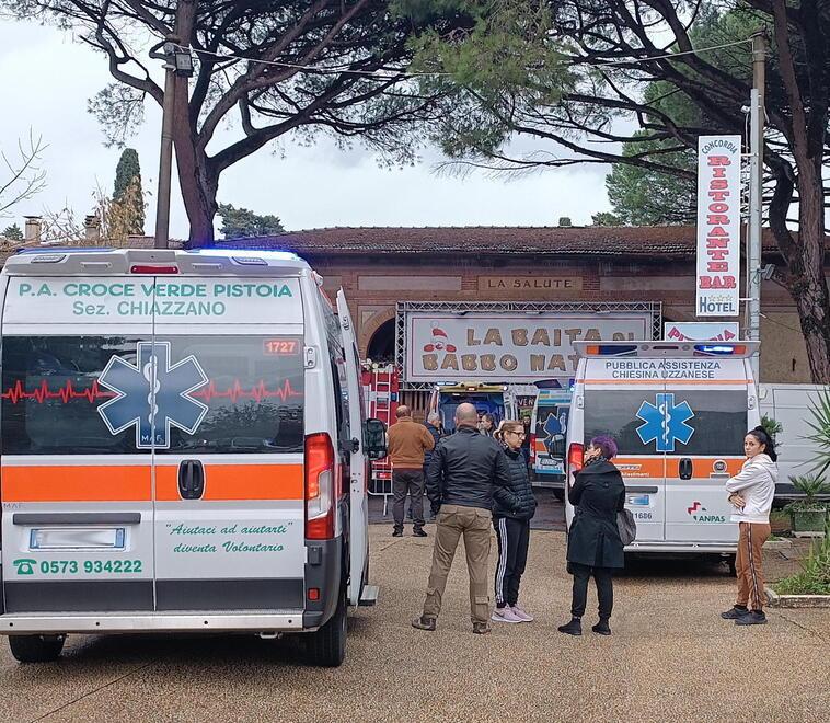 I soccorsi alla Baita di Babbo Natale allestita alle terme La Salute dopo il crollo del pino di venerdì scorso