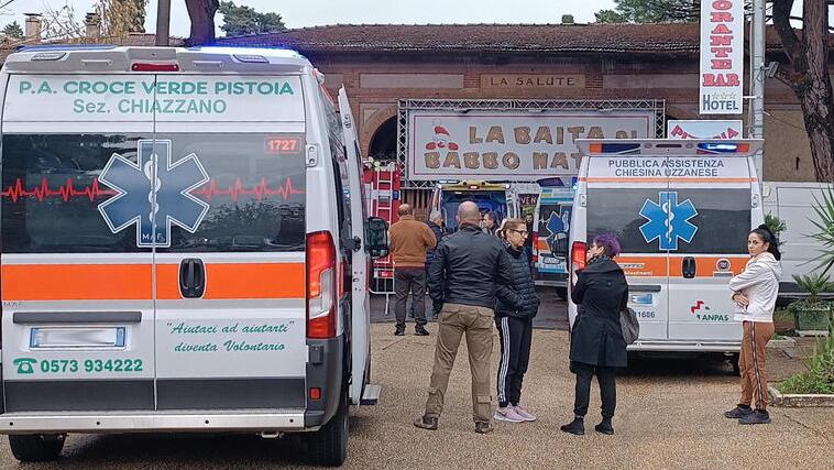 I soccorsi alla Baita di Babbo Natale allestita alle terme La Salute dopo il crollo del pino di venerdì scorso