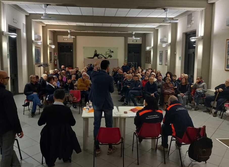 Il sindaco Matteo Biffoni parla all’assemblea a Santa Lucia