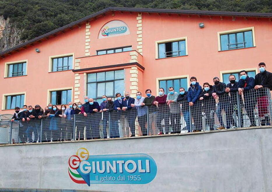 Foto di gruppo dei lavoratori della Giuntoli