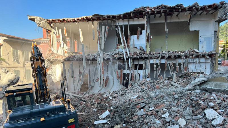 Macchinario demolitore al lavoro (foto d’archivio)