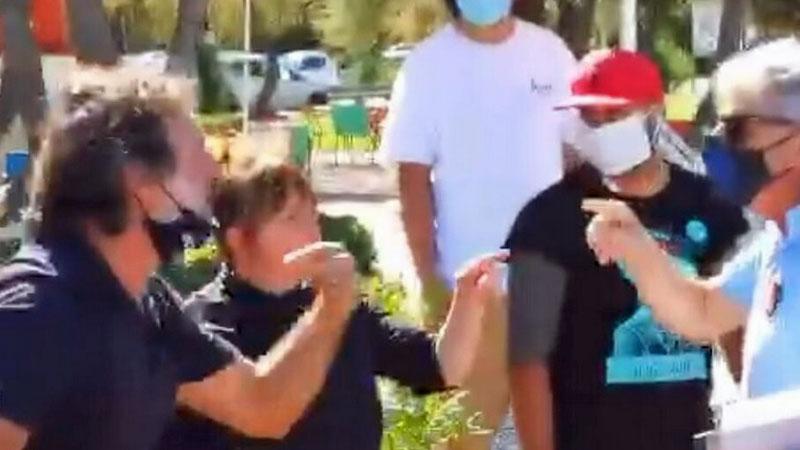 Un frame del video in cui c’è Scarpa  che discute con un vigile