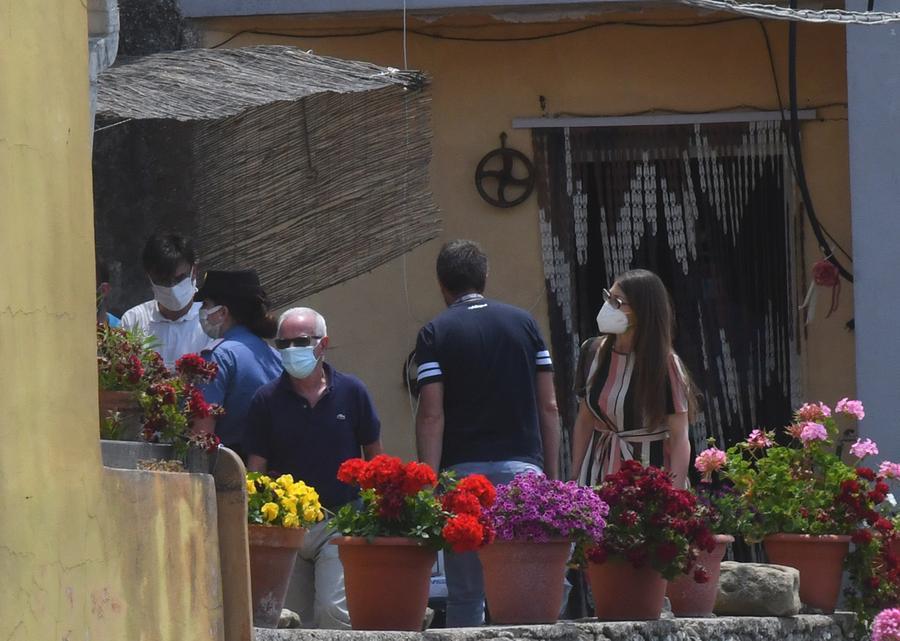 
	Al centro della foto, Antonino Demelas, durante la perquisizione nella sua casa di Mogorella l'11 giugno 2021

