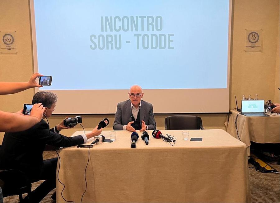 Renato Soru all’attacco: «Alessandra Todde rifiuta il confronto, coalizione frantumata per colpa sua e dei dirigenti di partito»