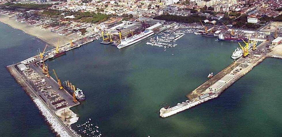 Una veduta del porto di Marina di Carrara